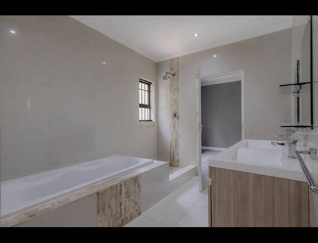 6 BEDROOM FREEHOLD FOR SALE IN BRYANSTON